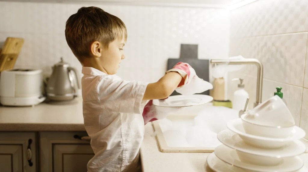A child washing the dishes